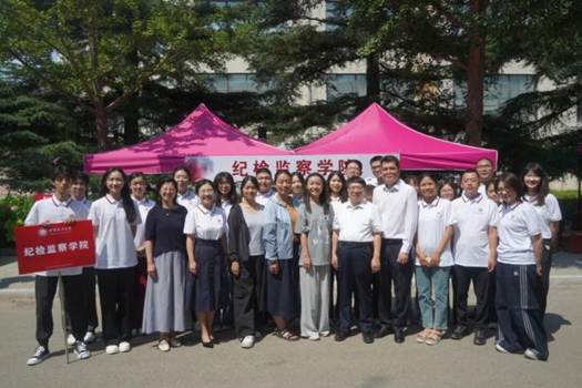 一群人站在一起 AI 生成的内容可能不正确。