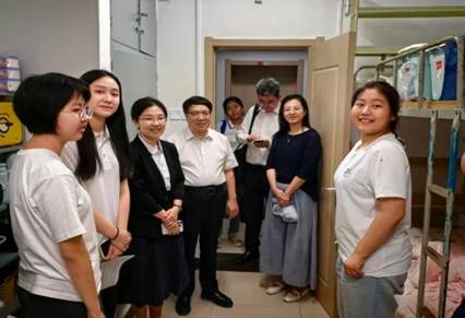 一群人站在一起 AI 生成的内容可能不正确。